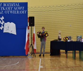 Uroczyste zakończenie roku szkolnego. Ósmoklasiści zatańczyli poloneza. zdjecie 1