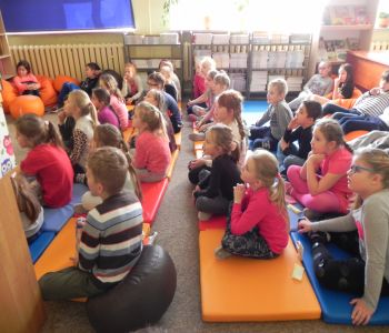 Autorka Kici Koci zagościła w szkolnej bibliotece. Spotkanie z Anitą Głowińską. zdjecie 6