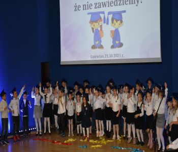 Ślubowanie klas pierwszych. zdjecie 1