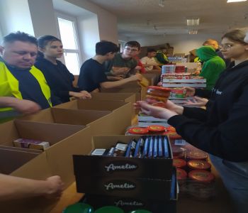 Szkolne Koło Wolontariatu pomaga Ukrainie. zdjecie 3