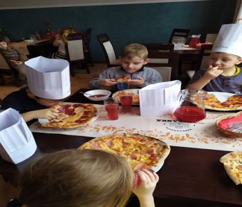 Warsztaty przygotowywania i wypieku pizzy dla Przedszkolaków. zdjecie 22