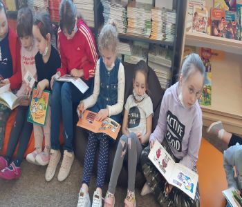 Uroczyste pasowanie pierwszoklasistów na czytelników biblioteki szkolnej. zdjecie 11