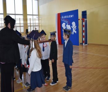 Uroczystość pasowania klas pierwszych. zdjecie 22