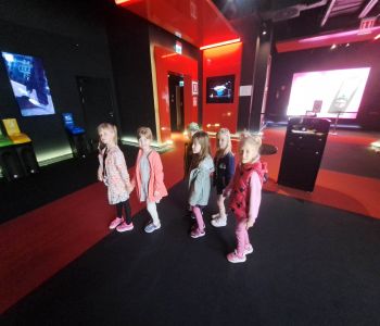 Wycieczka przedszkolaków do kina. zdjecie 4