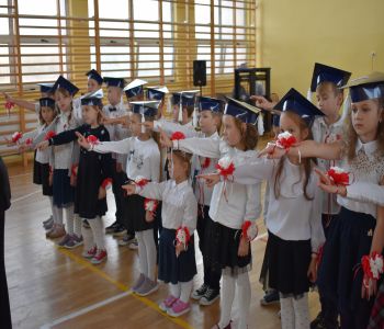 Uroczystość pasowania klas pierwszych. zdjecie 29