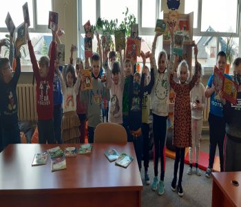 Uroczyste pasowanie pierwszoklasistów na czytelników biblioteki szkolnej. zdjecie 7