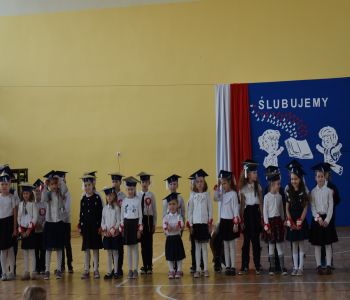 Uroczystość pasowania klas pierwszych. zdjecie 31