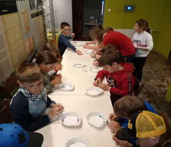 Klasy trzecie w Muzeum Ziemi Puckiej i hucie szkła. zdjecie 8