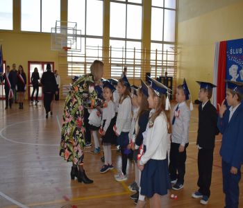 Uroczystość pasowania klas pierwszych. zdjecie 2