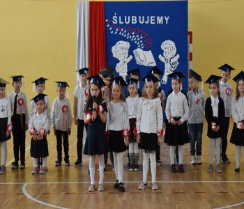 Uroczystość pasowania klas pierwszych. zdjecie 44