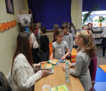 Autorka Kici Koci zagościła w szkolnej bibliotece. Spotkanie z Anitą Głowińską. zdjecie 18