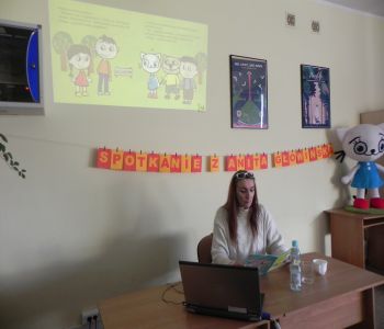 Autorka Kici Koci zagościła w szkolnej bibliotece. Spotkanie z Anitą Głowińską. zdjecie 9