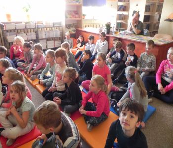 Autorka Kici Koci zagościła w szkolnej bibliotece. Spotkanie z Anitą Głowińską. zdjecie 3