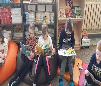 Uroczyste pasowanie pierwszoklasistów na czytelników biblioteki szkolnej. zdjecie 6