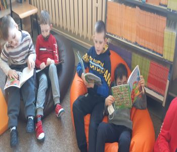 Uroczyste pasowanie pierwszoklasistów na czytelników biblioteki szkolnej. zdjecie 9