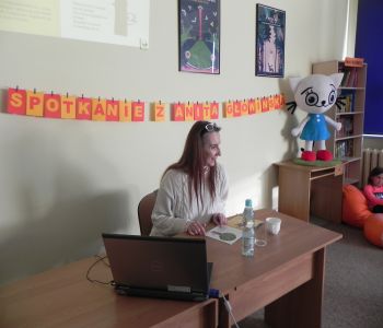 Autorka Kici Koci zagościła w szkolnej bibliotece. Spotkanie z Anitą Głowińską. zdjecie 7