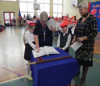 Ślubowanie pierwszoklasistów zdjecie 8