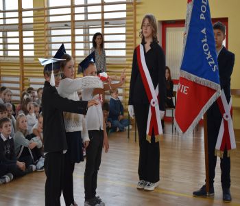 Uroczystość pasowania klas pierwszych. zdjecie 27