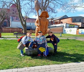 Klasy trzecie w Muzeum Ziemi Puckiej i hucie szkła. zdjecie 15
