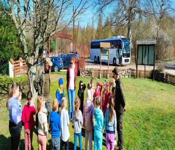 Wycieczka klasy 0a do leśniczówki Chabaziówka. zdjecie 9