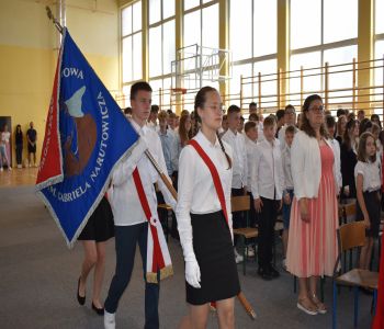 Uroczyste zakończenie roku szkolnego. Ósmoklasiści zatańczyli poloneza. zdjecie 15