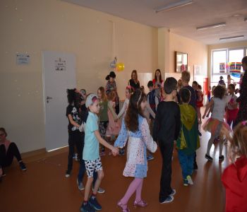 Bal karnawałowy klas młodszych. zdjecie 83