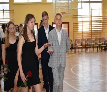 Uroczyste zakończenie roku szkolnego. Ósmoklasiści zatańczyli poloneza. zdjecie 16