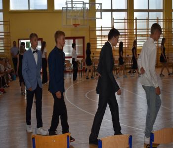 Uroczyste zakończenie roku szkolnego. Ósmoklasiści zatańczyli poloneza. zdjecie 6