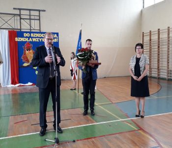 Uroczyste rozpoczęcie roku szkolnego 2017/2018 i pożegnanie Pani Dyrektor zdjecie 3