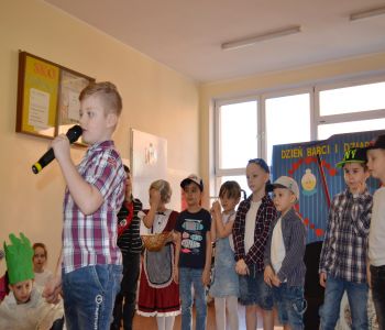 Dzień Babci i Dziadka w klasach zerowych. zdjecie 13