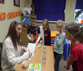 Autorka Kici Koci zagościła w szkolnej bibliotece. Spotkanie z Anitą Głowińską. zdjecie 36