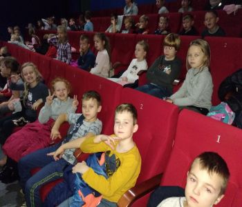 Klasa  1a  na spektaklu  „Szydełkowa szopka babci Klary”. zdjecie 5