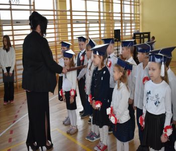 Uroczystość pasowania klas pierwszych. zdjecie 8