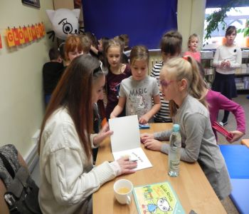 Autorka Kici Koci zagościła w szkolnej bibliotece. Spotkanie z Anitą Głowińską. zdjecie 17