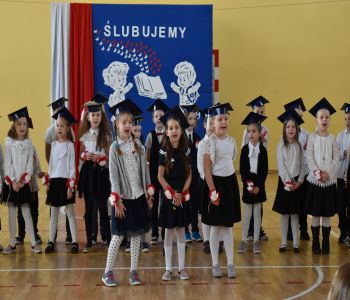 Uroczystość pasowania klas pierwszych. zdjecie 0