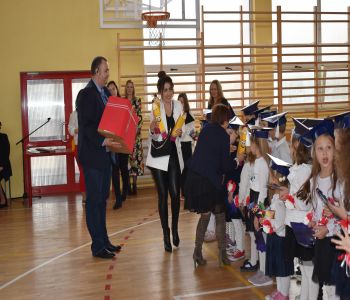 Uroczystość pasowania klas pierwszych. zdjecie 16
