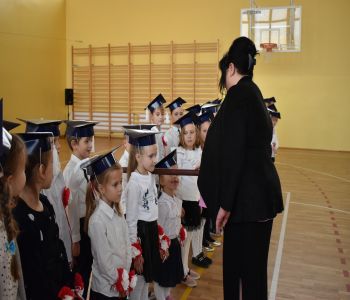 Uroczystość pasowania klas pierwszych. zdjecie 3