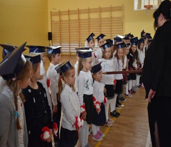 Uroczystość pasowania klas pierwszych. zdjecie 7