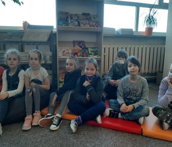Uroczyste pasowanie pierwszoklasistów na czytelników biblioteki szkolnej. zdjecie 1