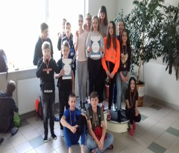 Uczniowie naszej szkoły  z medalami w Powiatowych Igrzyskach Dzieci  w Pływaniu Drużynowym. zdjecie 0