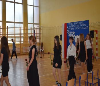 Uroczyste zakończenie roku szkolnego. Ósmoklasiści zatańczyli poloneza. zdjecie 9