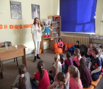 Autorka Kici Koci zagościła w szkolnej bibliotece. Spotkanie z Anitą Głowińską. zdjecie 5