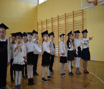 Uroczystość pasowania klas pierwszych. zdjecie 10
