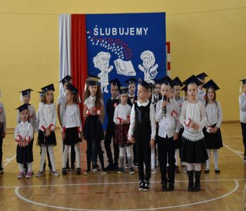 Uroczystość pasowania klas pierwszych. zdjecie 52