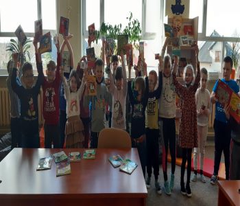Uroczyste pasowanie pierwszoklasistów na czytelników biblioteki szkolnej. zdjecie 12