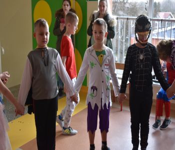 Bal karnawałowy klas młodszych. zdjecie 97
