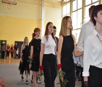 Uroczyste zakończenie roku szkolnego. Ósmoklasiści zatańczyli poloneza. zdjecie 0