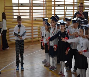 Uroczystość pasowania klas pierwszych. zdjecie 20