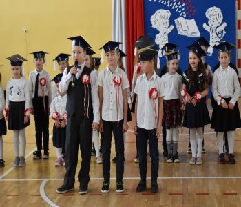 Uroczystość pasowania klas pierwszych. zdjecie 53