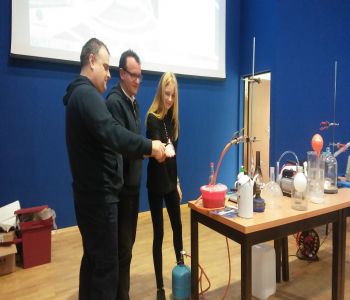 Pokazy chemiczno- fizyczne zdjecie 2